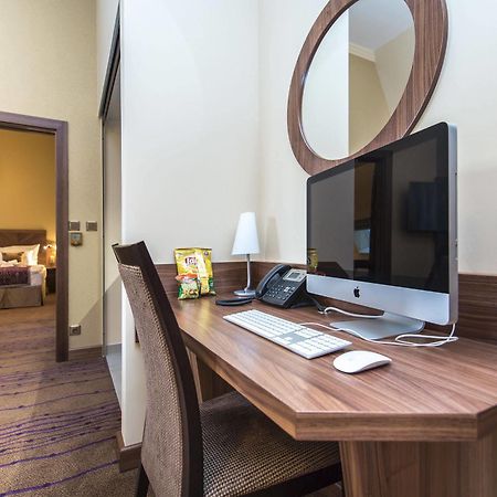 Merchants Crown Suites And Spa 프라하 외부 사진 A computer in a hotel room