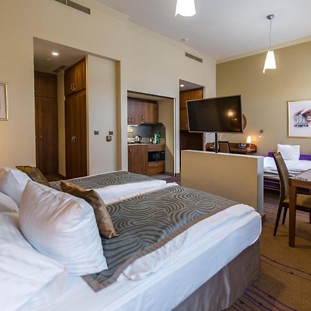 Merchants Crown Suites And Spa 프라하 외부 사진 A typical studio apartment