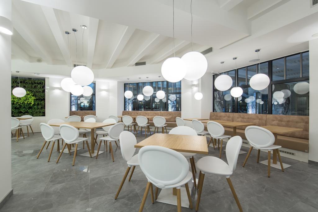 Merchants Crown Suites And Spa 프라하 외부 사진 The interior of the restaurant