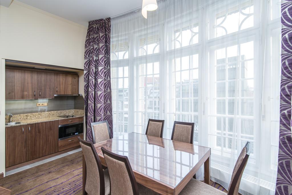 Merchants Crown Suites And Spa 프라하 외부 사진 A kitchen with a large window