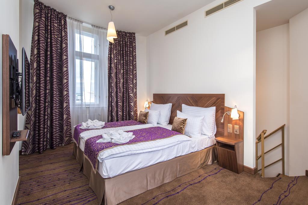 Merchants Crown Suites And Spa 프라하 외부 사진 A room at the hotel