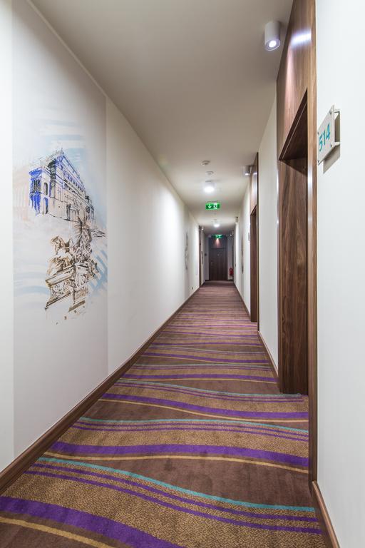Merchants Crown Suites And Spa 프라하 외부 사진 A typical hotel corridor