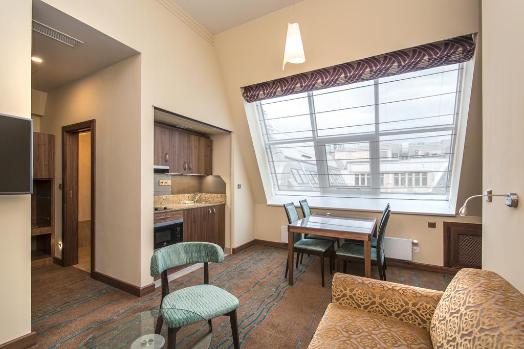 Merchants Crown Suites And Spa 프라하 외부 사진 A typical apartment