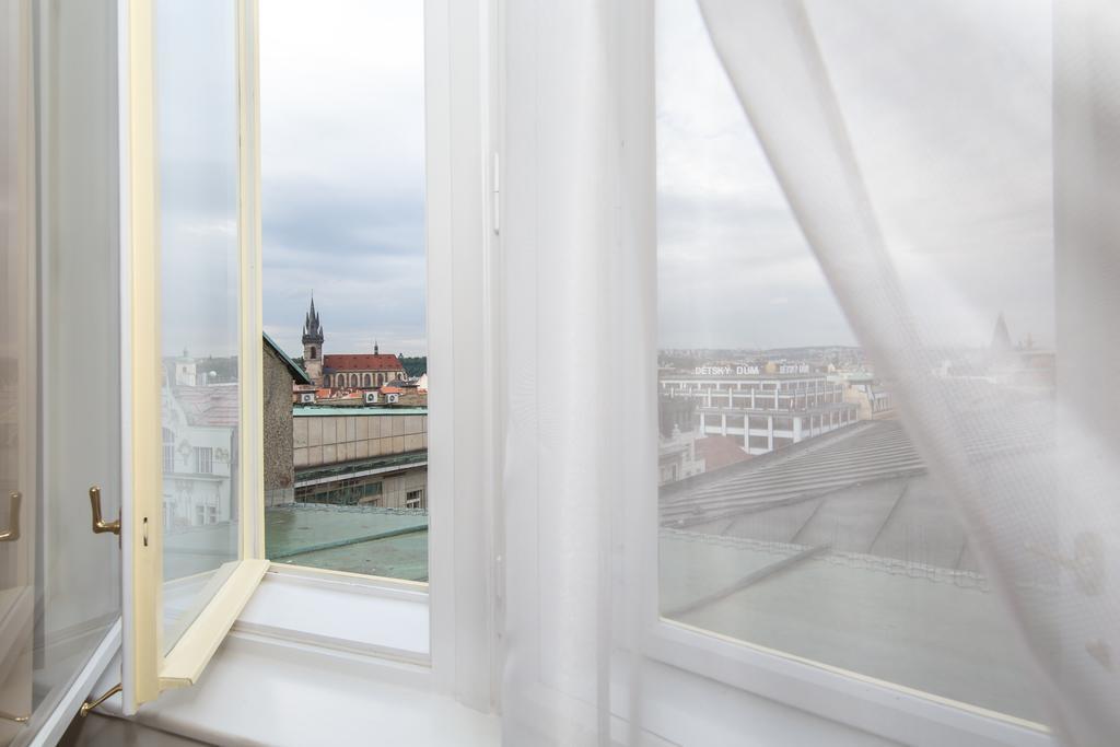 Merchants Crown Suites And Spa 프라하 외부 사진 Curtains