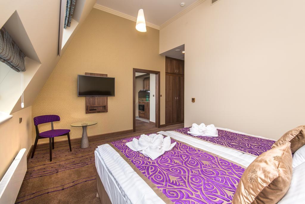 Merchants Crown Suites And Spa 프라하 외부 사진 A room at the Premier Inn in London