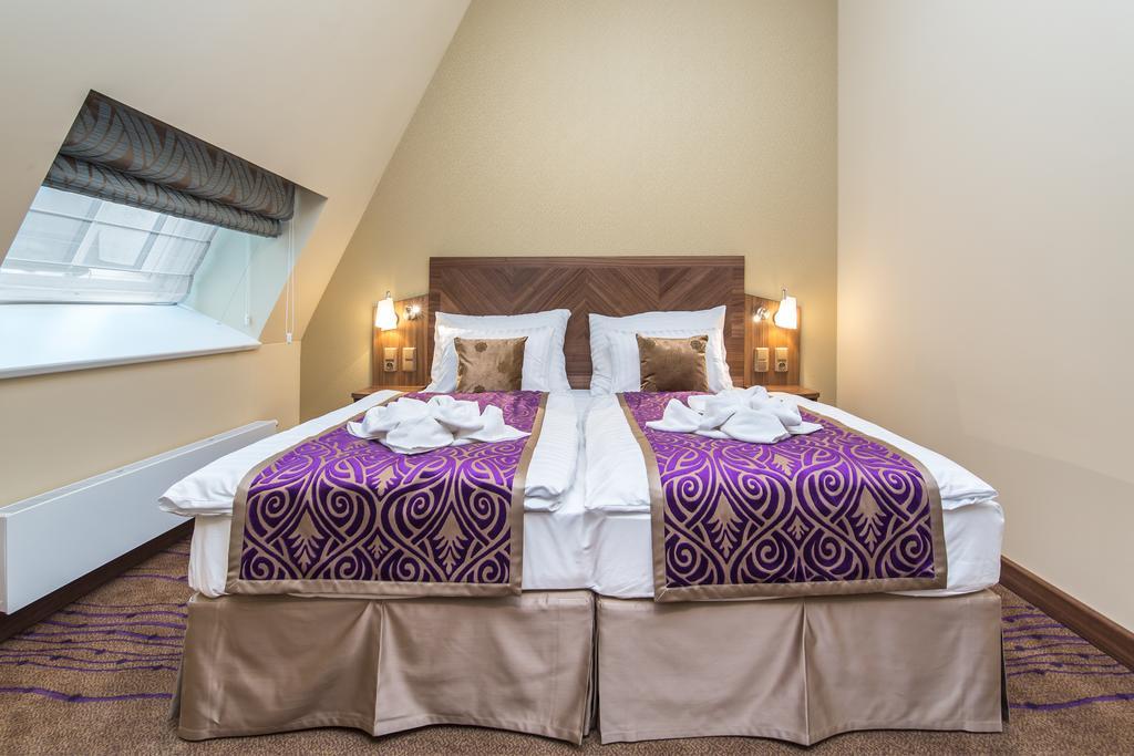 Merchants Crown Suites And Spa 프라하 외부 사진 A bed with a bed skirt