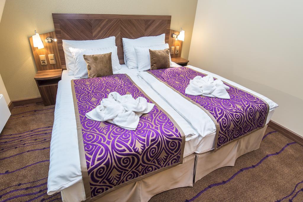 Merchants Crown Suites And Spa 프라하 외부 사진 A bed with a bed skirt