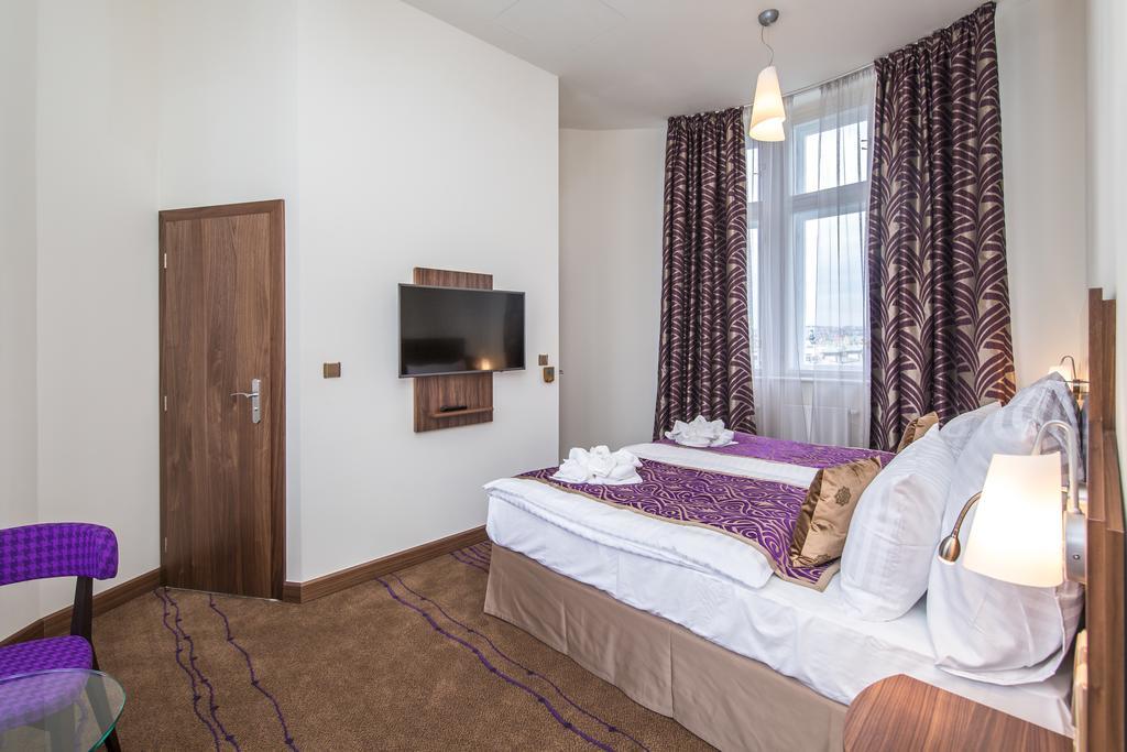Merchants Crown Suites And Spa 프라하 외부 사진 A room at the hotel