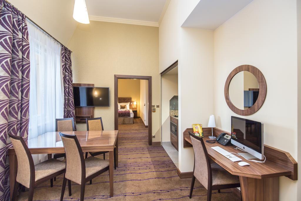 Merchants Crown Suites And Spa 프라하 외부 사진 Suite