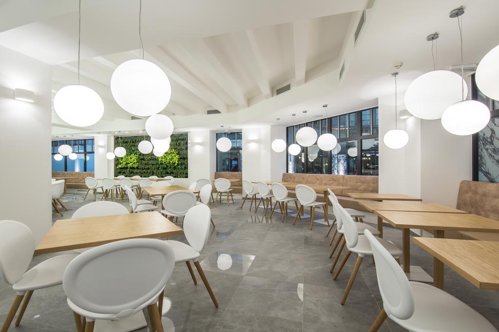 Merchants Crown Suites And Spa 프라하 외부 사진 Interior of the restaurant
