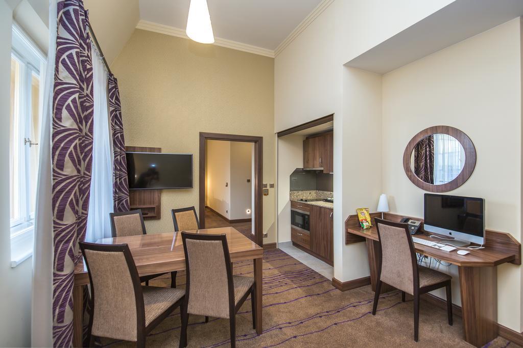 Merchants Crown Suites And Spa 프라하 외부 사진 A typical apartment
