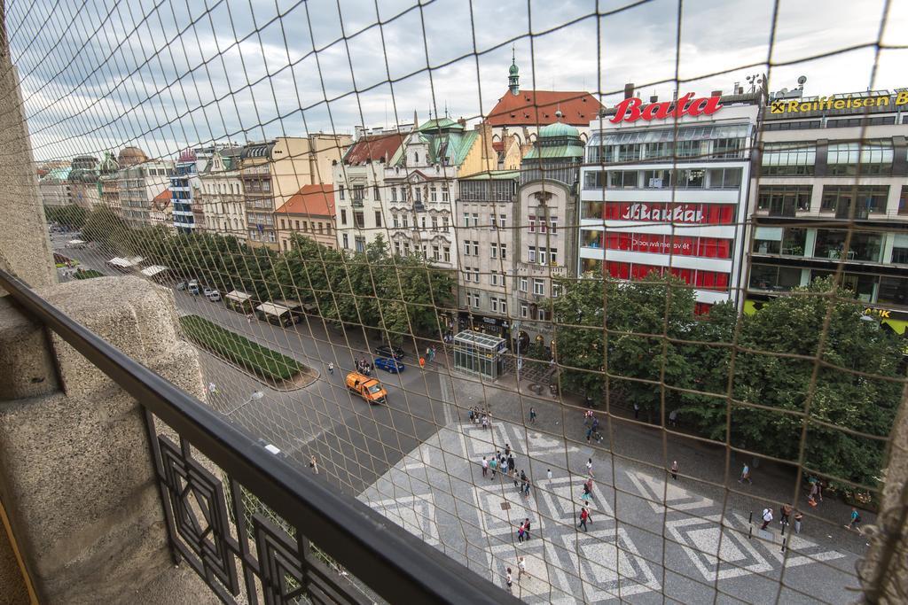 Merchants Crown Suites And Spa 프라하 외부 사진 View of the square from the observation deck of the Westin Palace Vienna