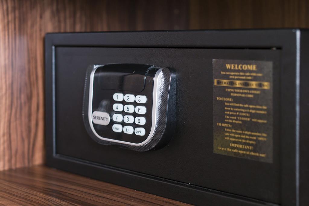 Merchants Crown Suites And Spa 프라하 외부 사진 A safe with a keypad