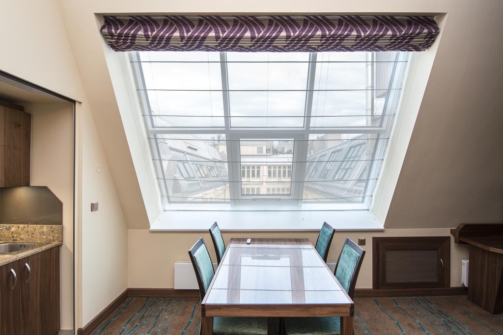 Merchants Crown Suites And Spa 프라하 외부 사진 Roman shade