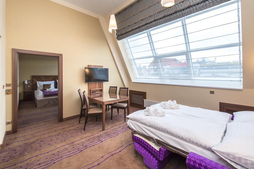 Merchants Crown Suites And Spa 프라하 외부 사진 A Premier Inn room