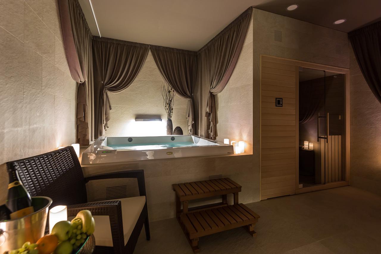Merchants Crown Suites And Spa 프라하 외부 사진 A spa in a hotel