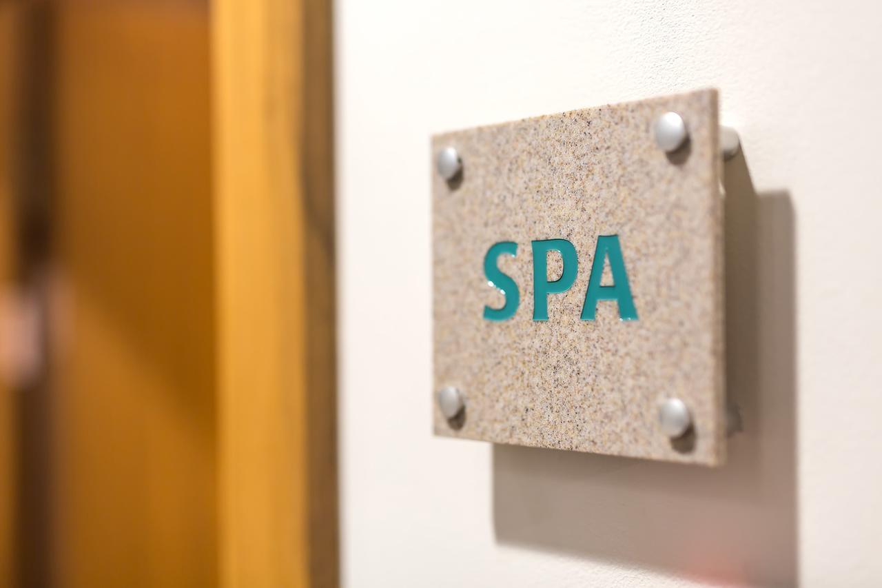 Merchants Crown Suites And Spa 프라하 외부 사진 Spa sign