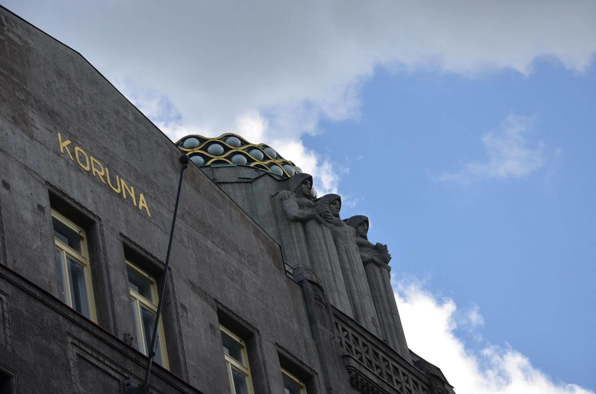Merchants Crown Suites And Spa 프라하 외부 사진 Detail of the facade