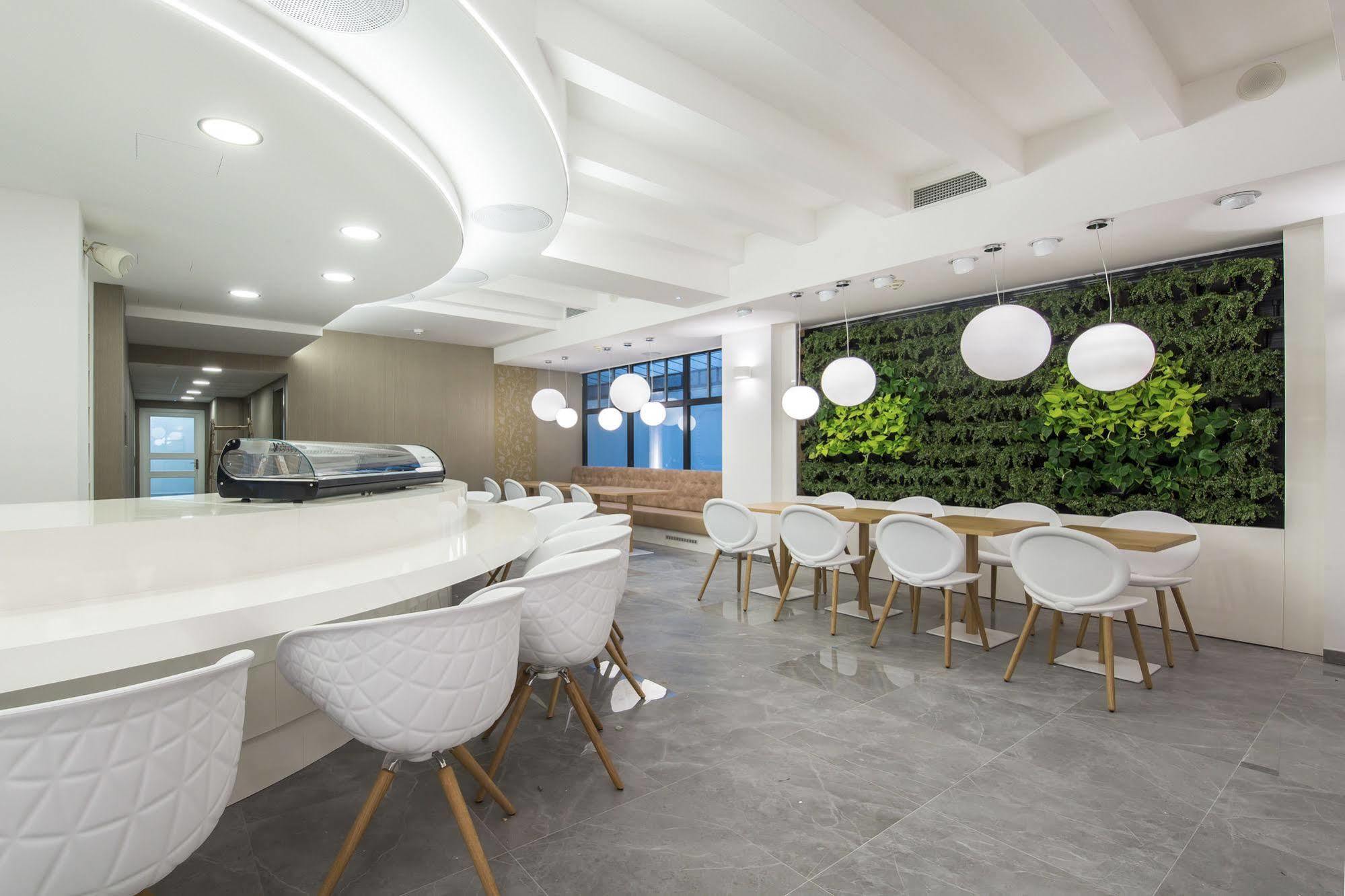 Merchants Crown Suites And Spa 프라하 외부 사진 The Green Wall at the 10th floor of the building