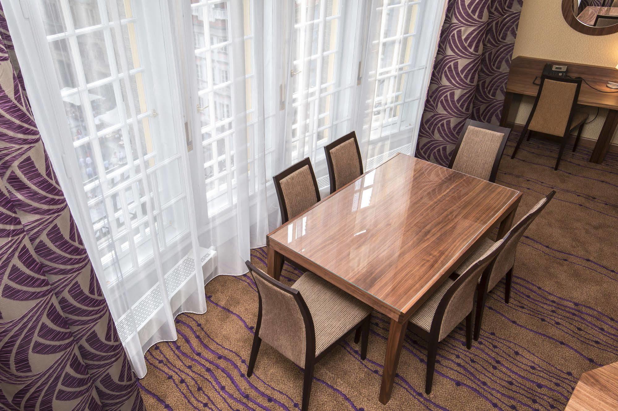 Merchants Crown Suites And Spa 프라하 외부 사진 A table and chairs