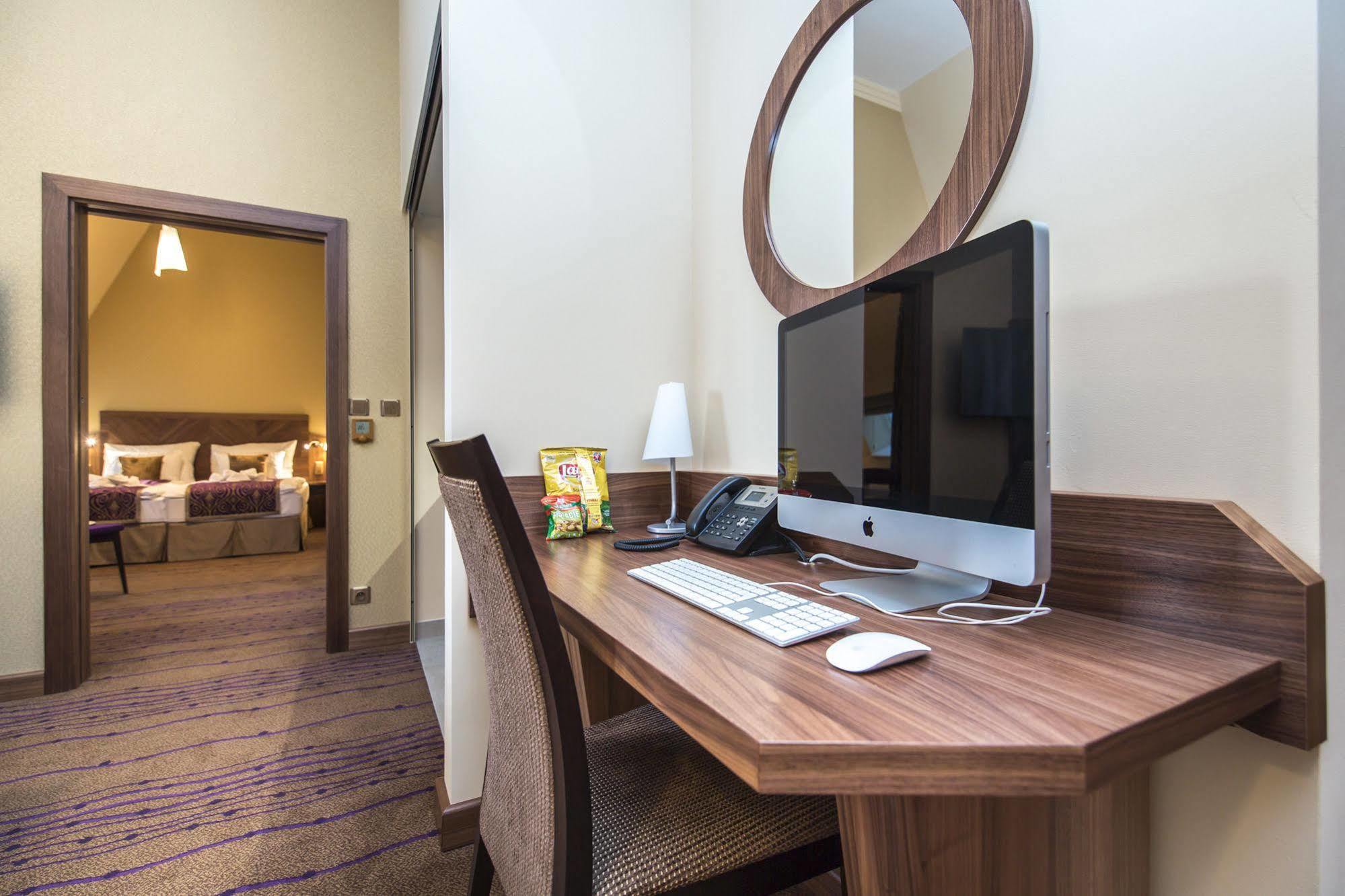 Merchants Crown Suites And Spa 프라하 외부 사진 A computer in a hotel room