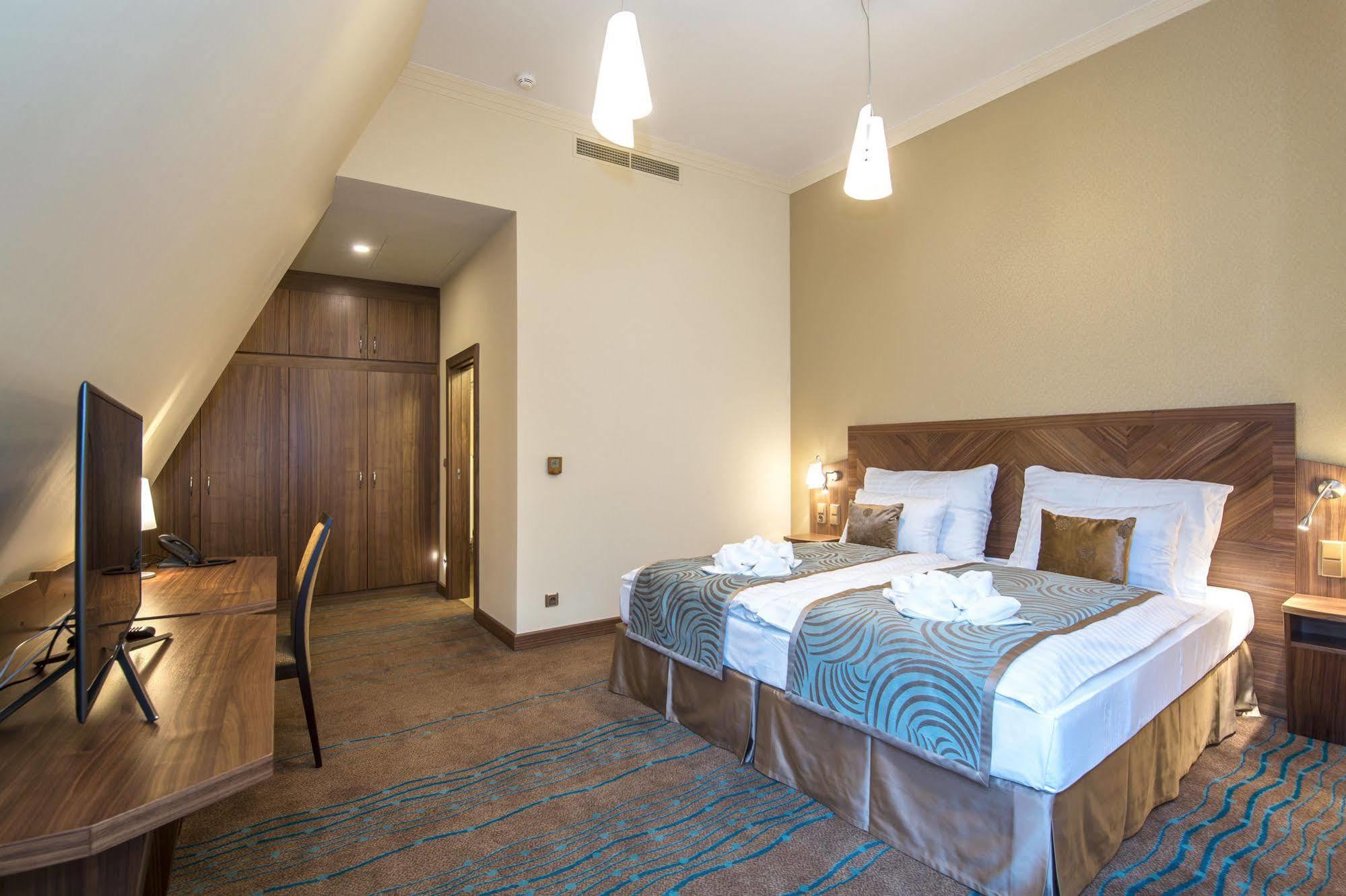 Merchants Crown Suites And Spa 프라하 외부 사진 A room at the hotel