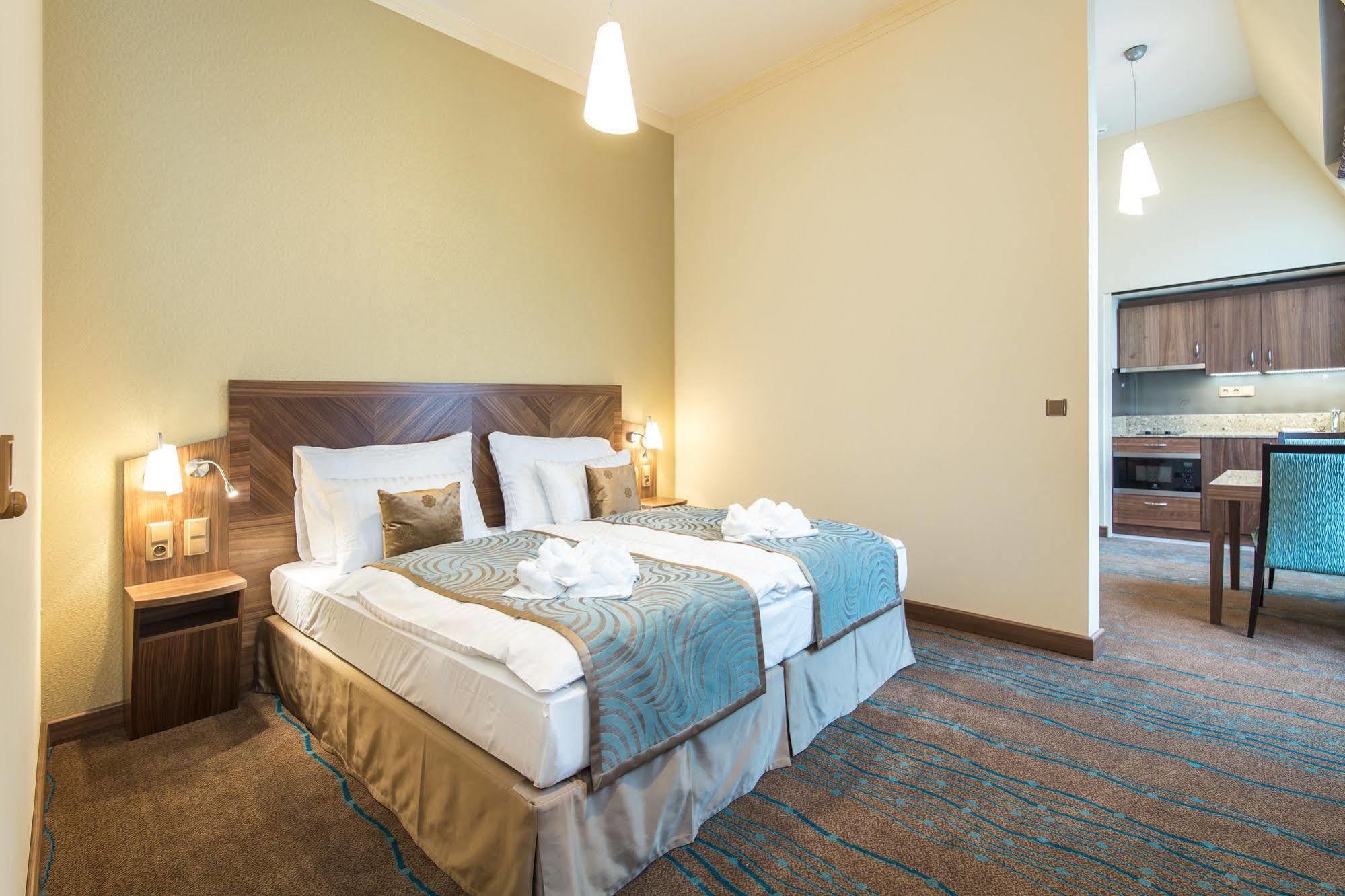 Merchants Crown Suites And Spa 프라하 외부 사진 A room at the hotel
