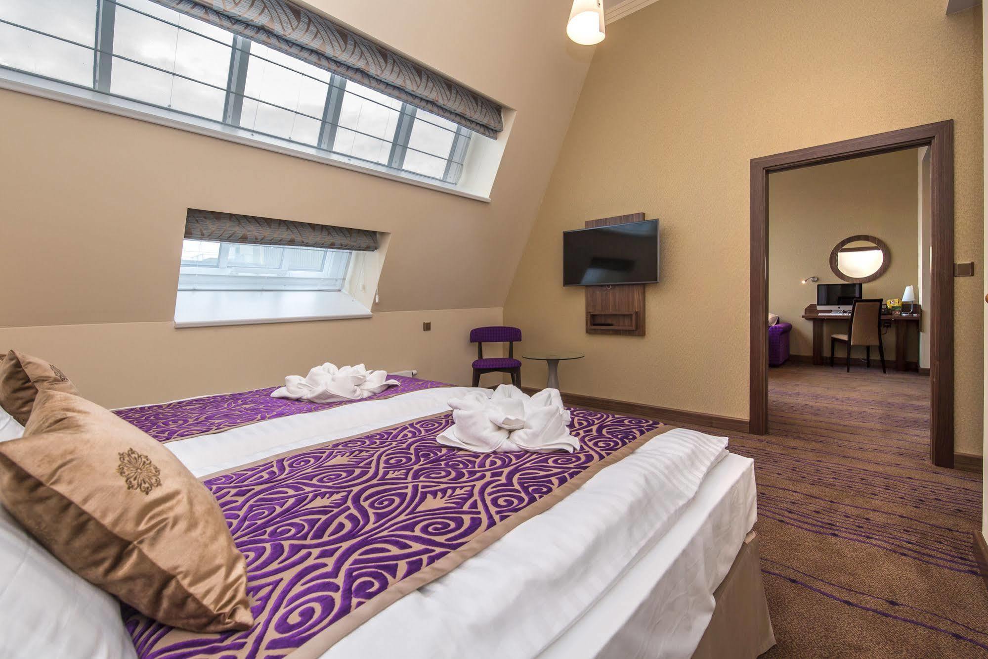 Merchants Crown Suites And Spa 프라하 외부 사진 A suite at the hotel