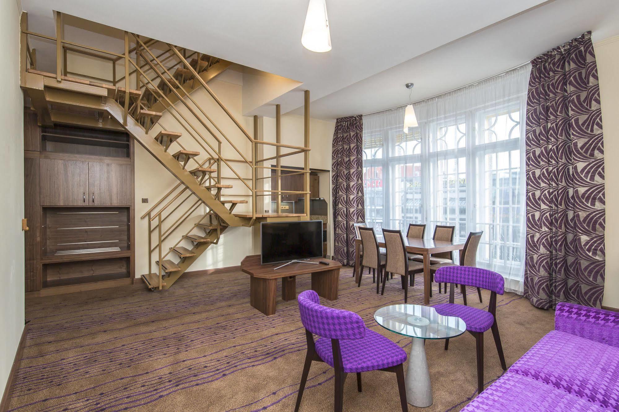 Merchants Crown Suites And Spa 프라하 외부 사진 A suite at the Radisson Blu Hotel, Prague