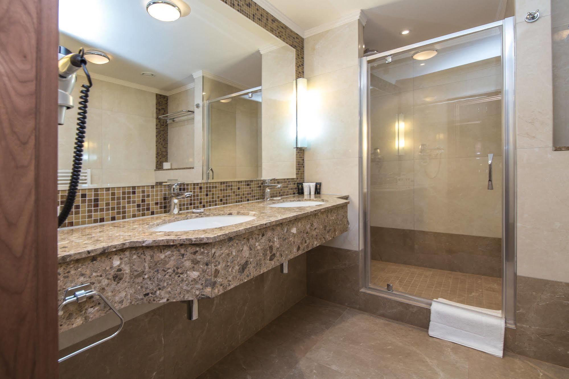 Merchants Crown Suites And Spa 프라하 외부 사진 A shower enclosure