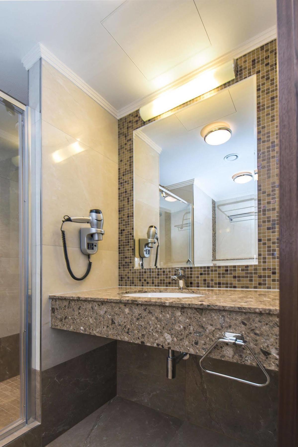 Merchants Crown Suites And Spa 프라하 외부 사진 Bathroom