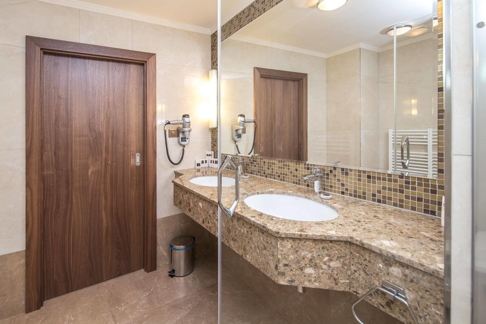 Merchants Crown Suites And Spa 프라하 외부 사진 Bathroom