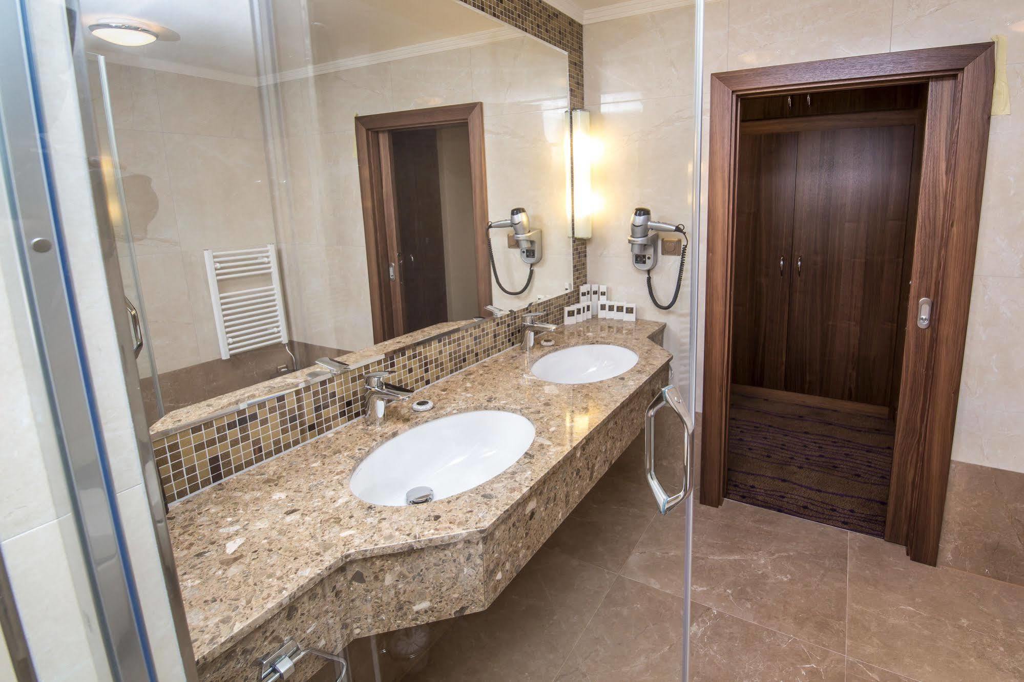 Merchants Crown Suites And Spa 프라하 외부 사진 Bathroom in a hotel