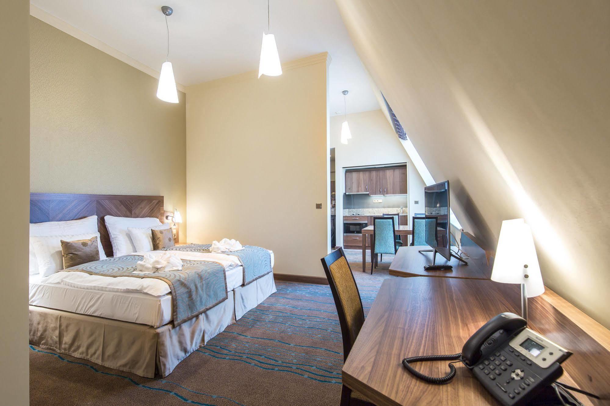Merchants Crown Suites And Spa 프라하 외부 사진 A typical room at the hotel