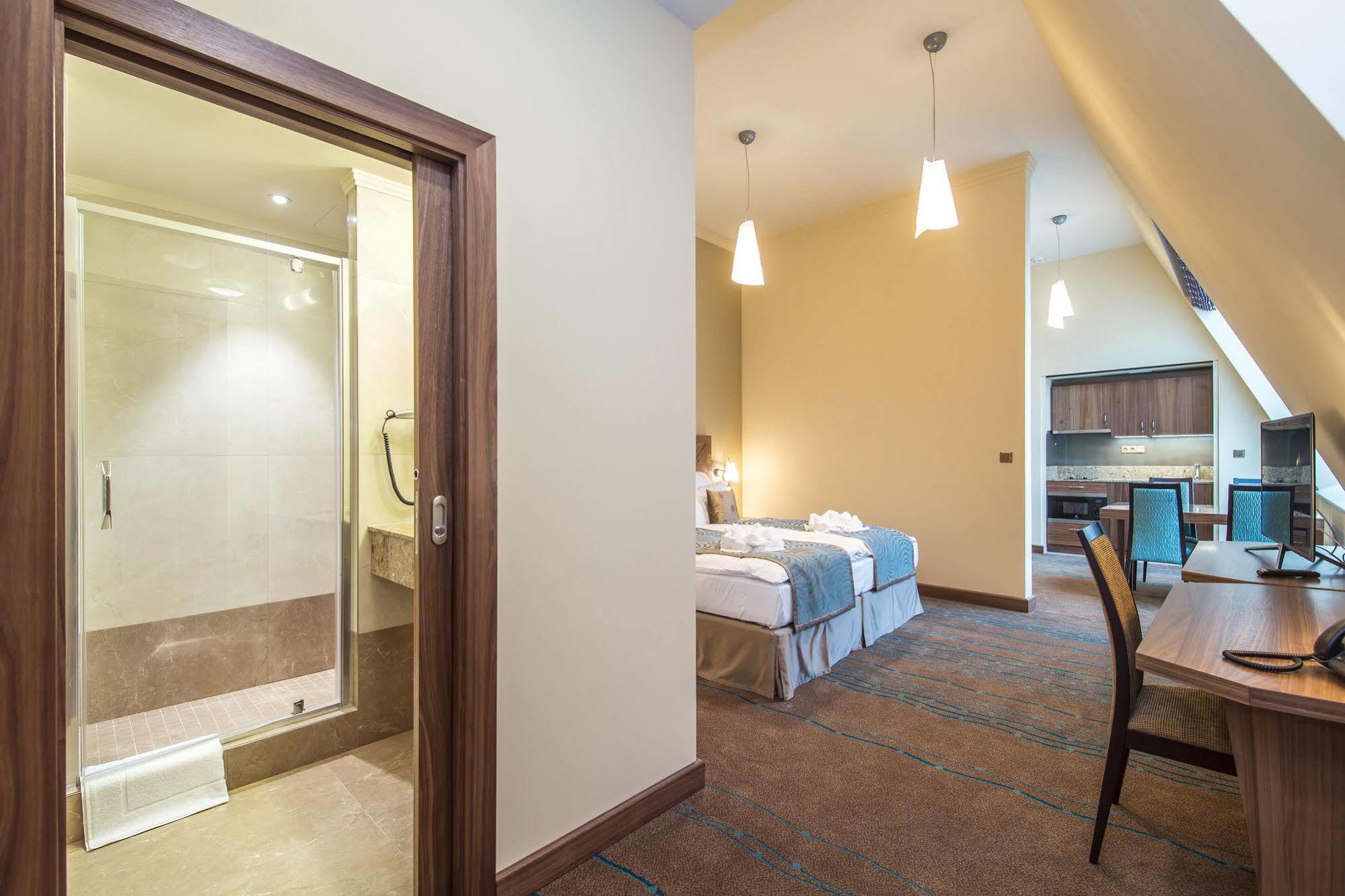 Merchants Crown Suites And Spa 프라하 외부 사진 A typical apartment