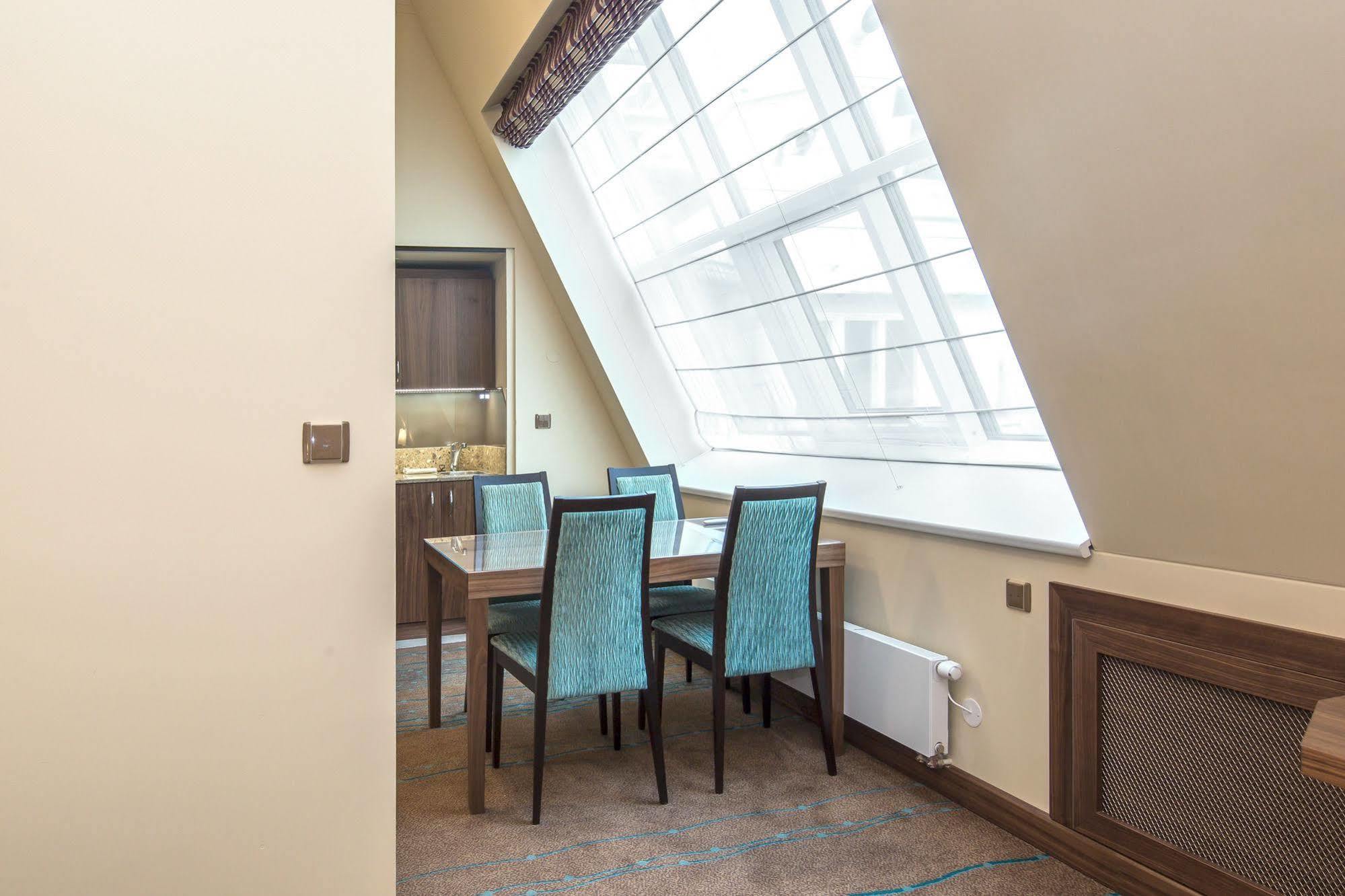 Merchants Crown Suites And Spa 프라하 외부 사진 A Roman blind in a hotel room