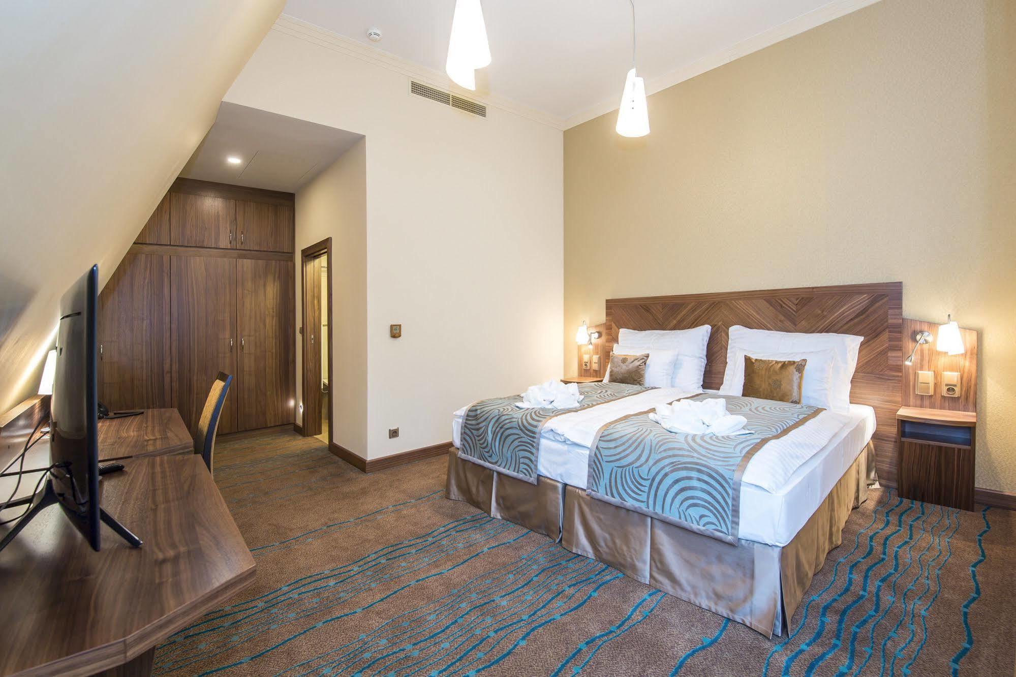 Merchants Crown Suites And Spa 프라하 외부 사진 A room at the hotel