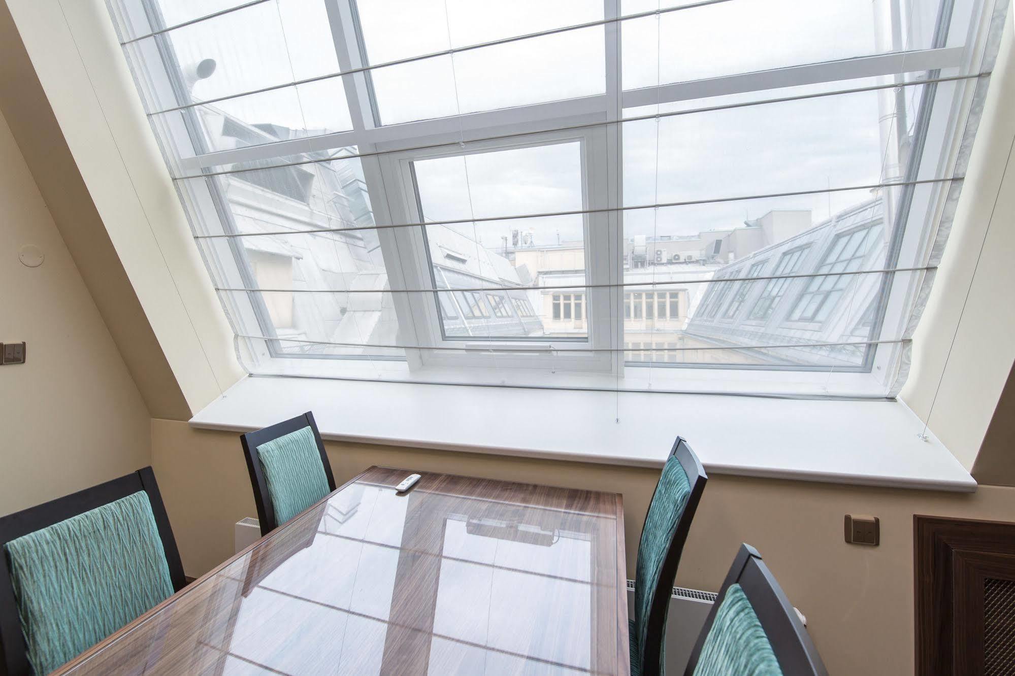 Merchants Crown Suites And Spa 프라하 외부 사진 Roman blinds