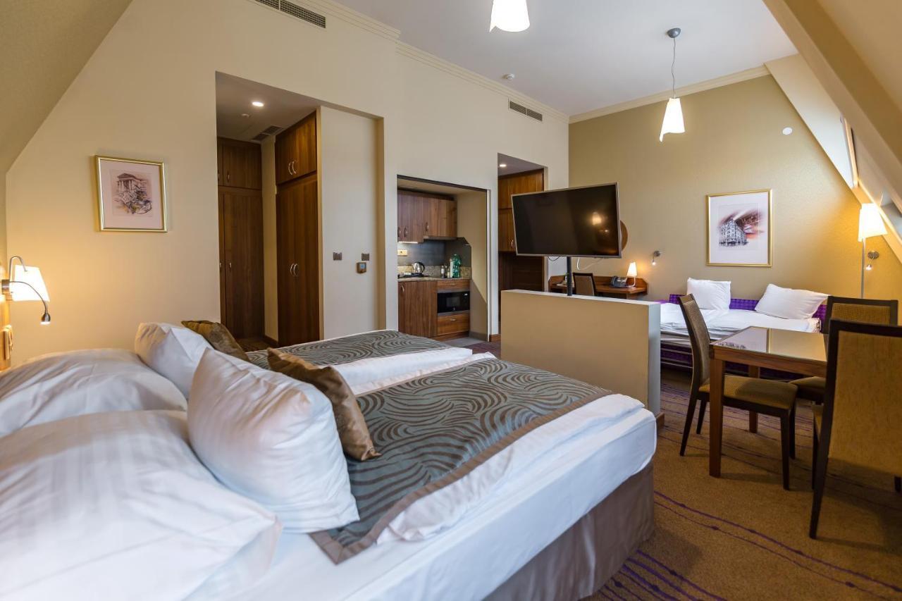 Merchants Crown Suites And Spa 프라하 외부 사진 A typical studio apartment