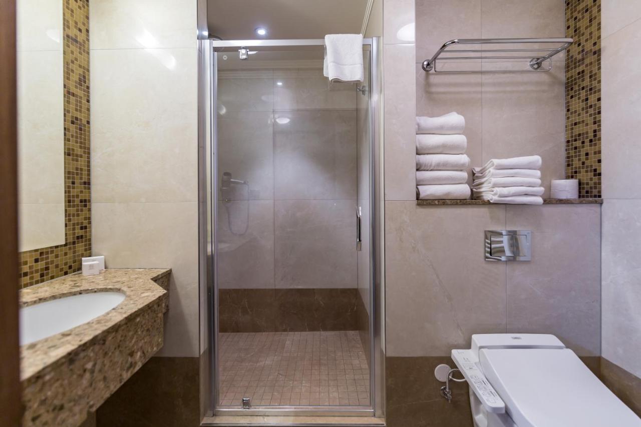 Merchants Crown Suites And Spa 프라하 외부 사진 A shower enclosure