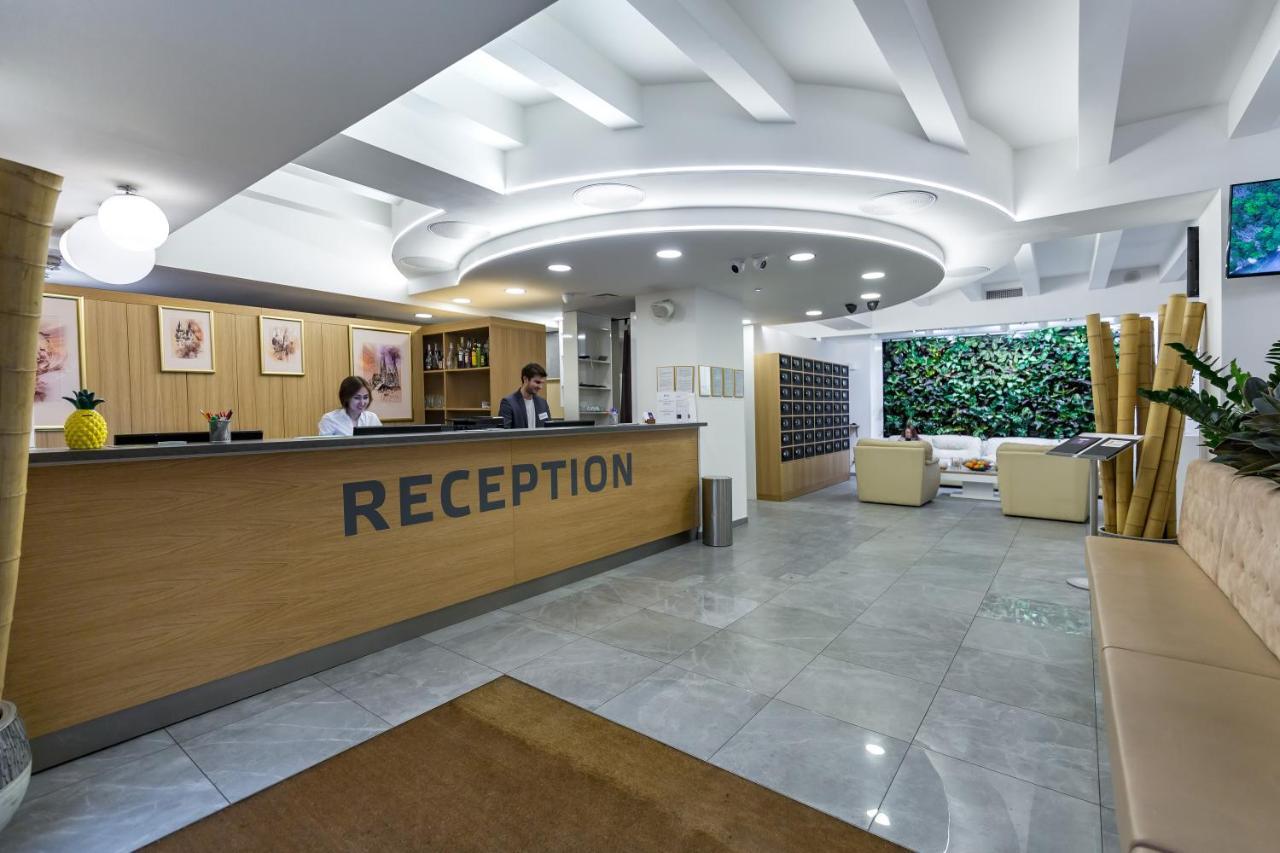Merchants Crown Suites And Spa 프라하 외부 사진 Reception