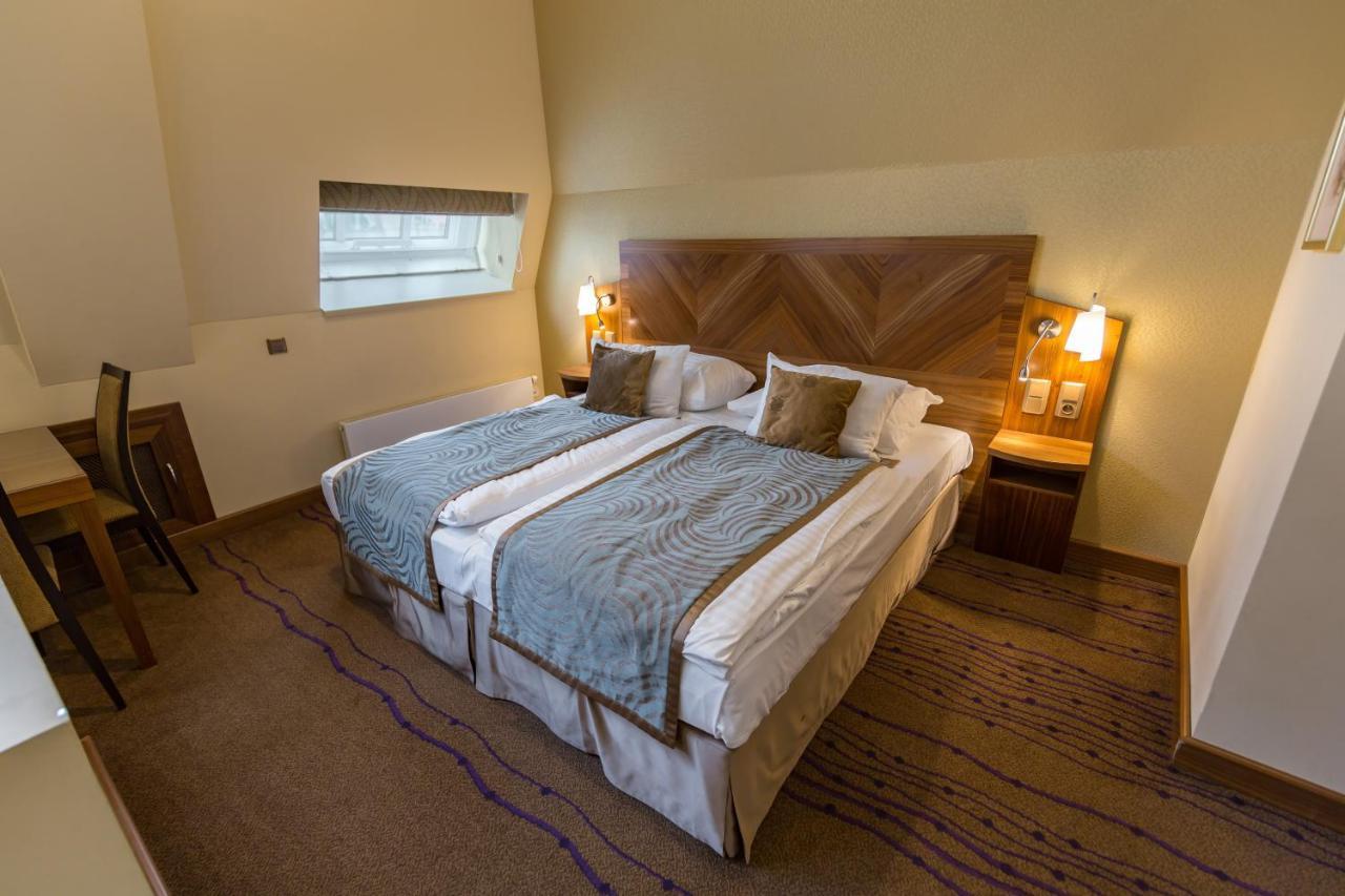 Merchants Crown Suites And Spa 프라하 외부 사진 A bedroom at the hotel