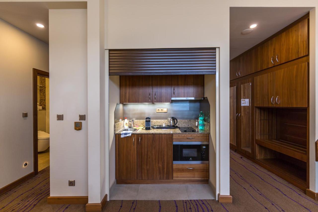 Merchants Crown Suites And Spa 프라하 외부 사진 A kitchenette in a hotel room