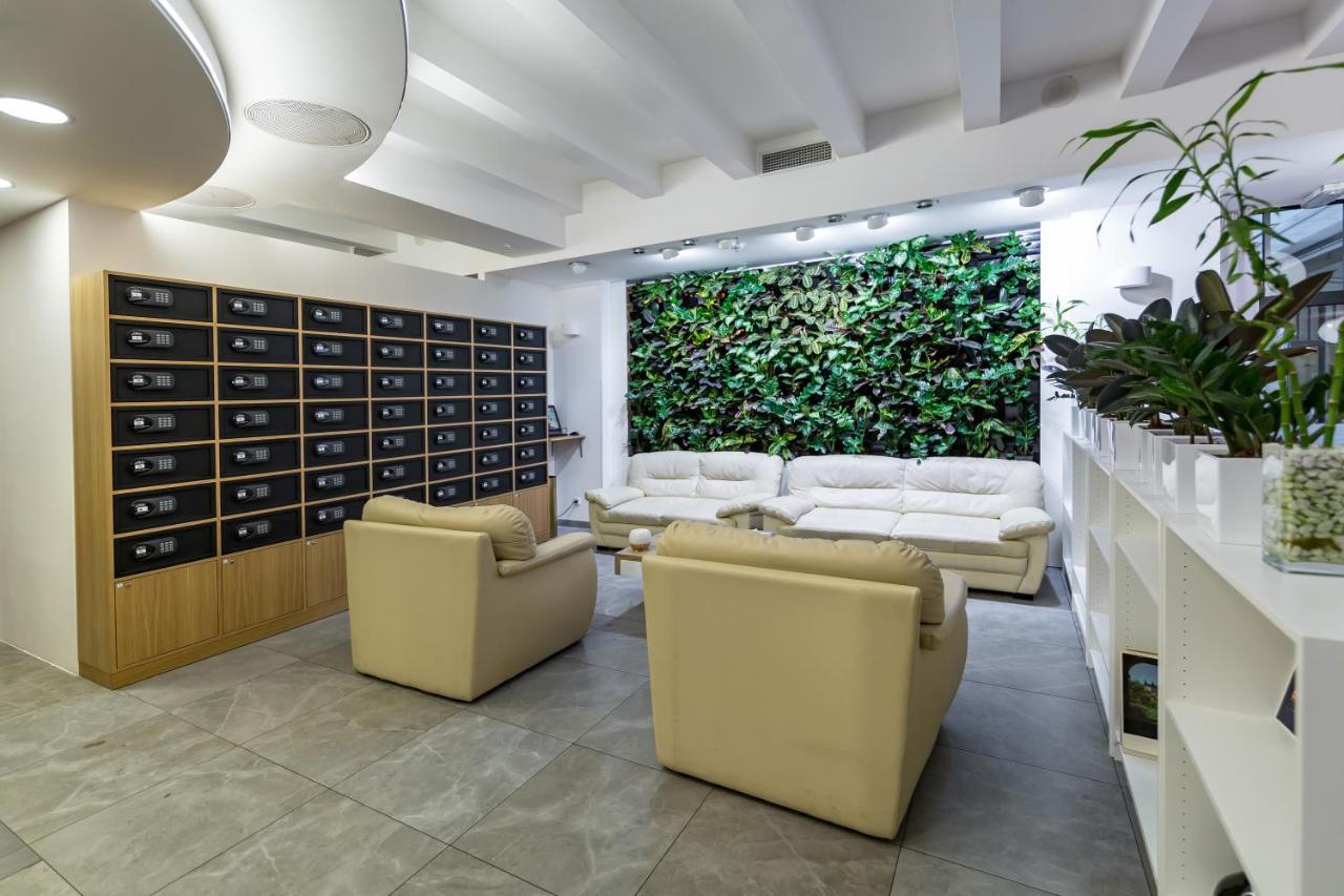 Merchants Crown Suites And Spa 프라하 외부 사진 Green wall in a modern office