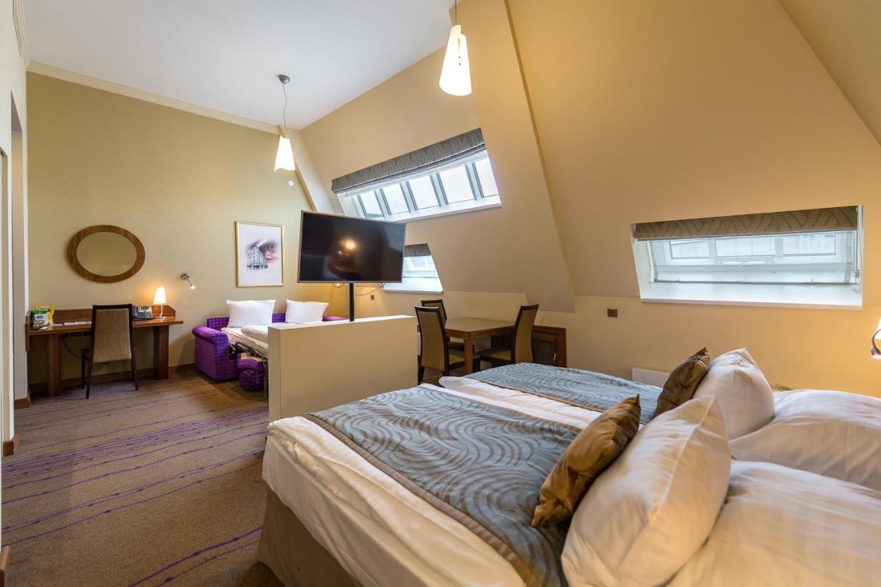 Merchants Crown Suites And Spa 프라하 외부 사진 A room at the hotel