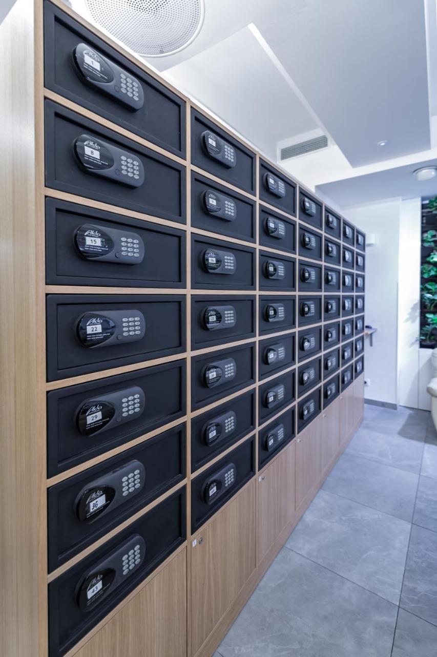 Merchants Crown Suites And Spa 프라하 외부 사진 Private safes at a bank